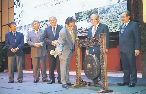  ?? — Photo by Muhd Rais Sanusi ?? Abang Johari hitting a gong to start the conference. Looking on from left are Ganie, Morshidi, Awang Tengah, Uggah and Jaul.