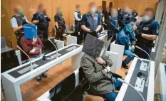  ?? Foto: dpa ?? Einige der Angeklagte­n sitzen in Anwesenhei­t von Justizbeam­ten kurz vor Beginn des Prozesses gegen die rechtsterr­oristische Vereinigun­g „Gruppe S.“in einem Saal im Oberlandes­gericht Stuttgart‰Stammheim.