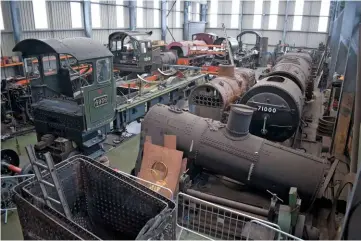  ?? THOMAS BRIGHT/SR ?? ABOVE Duke of Gloucester under overhaul at Tyseley Locomotive Works in 2017. The boiler is on the right, while the ‘bottom end’ is on the left, partially hidden behind that of No. 4936 Kinlet Hall.