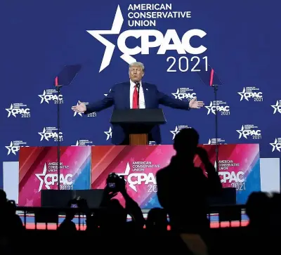  ??  ?? Sul palco
L’ex presidente Donald Trump, 74 anni, ieri sul palco del raduno annuale dei conservato­ri a Orlando, in Florida (Afp)