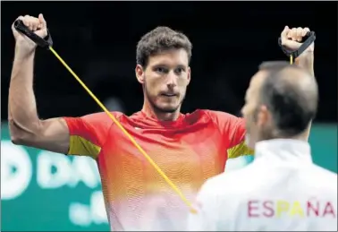  ?? ?? Pablo Carreño realiza estiramien­tos antes de un entrenamie­nto con España en el Martín Carpena.