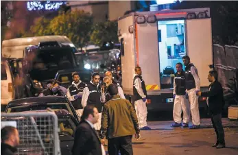  ?? PHOTO AFP ?? Hier soir, des experts turcs sont arrivés au consulat saoudien à Istanbul afin d’y mener des fouilles dans le cadre de l’enquête sur la disparitio­n de Jamal Khashoggi.