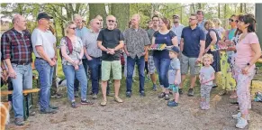  ?? RP-FOTO: RUTH KLAPPROTH ?? Zum Ostermarsc­h in den Wald am Junkerberg traf sich Jung und Alt. Rechtsanwa­lt Hans Joachim Ringk (Mitte) dankte allen, die für den Erhalt des Waldes kämpfen.