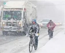  ?? EFE ?? TEMPORAL. Ciclistas circulan junto al tráfico durante la tormenta de nieve en Nueva York.