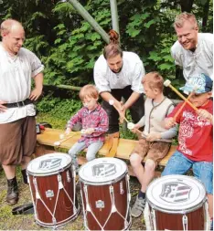  ??  ?? Die Burgauer Stadtsolda­ten zeigten, wie man richtig trommelt, bastelten Pfeifen aus Holz für die kleinen Besucher und spielten geduldig Runde um Runde Wikinger schach.