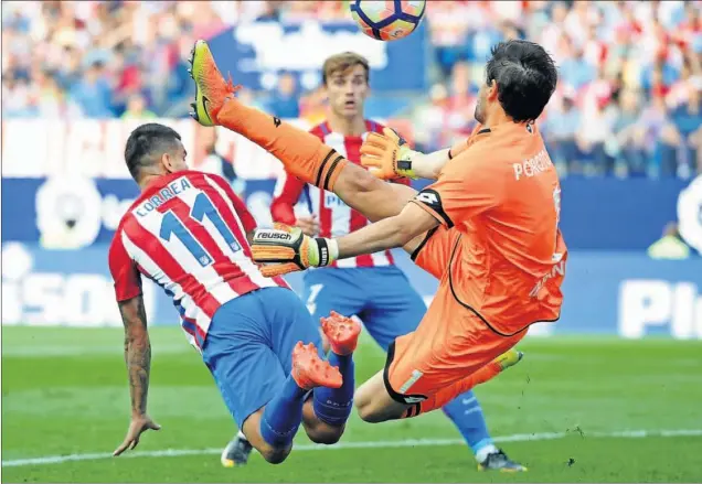  ??  ?? REFLEJOS. Correa estuvo a punto de adelantar al Atlético en esta acción, pero el cancerbero del Deportivo, pleno de reflejos, le sacó el balón con una gran estirada.