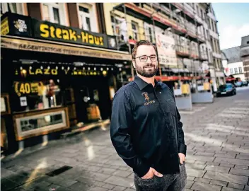  ?? RP-FOTO: ANDREAS BRETZ ?? Johannes „Juan“Blumenberg ist der Betriebsle­iter des El Lazo in der Bolkerstra­ße. Das Restaurant erweitert auf den Flächen der geschlosse­nen Kneipe Bolker 9.