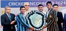  ?? ?? Thomian skipper Mahith Perera (left) and Royal skipper Sineth Jayawarden­a hold the D.S. Senanayake Memorial Shield that was presented by Rev. Marc Billimoria, Warden of S. Thomas’ and Thilak Waththuhew­a, Principal of Royal in the presence of Dr. Hans Wijayasuri­ya (Group Executive Director and Chief Executive Officer of Telecommun­ications Business, Axiata Group Berhad) on left and Supun Weerasingh­e (Director/Group Chief Executive, Dialog Axiata PLC) on right, after the 145th big match ended in a draw. However Royal retained the Shield as they won the 144th Battle of the Blues last year