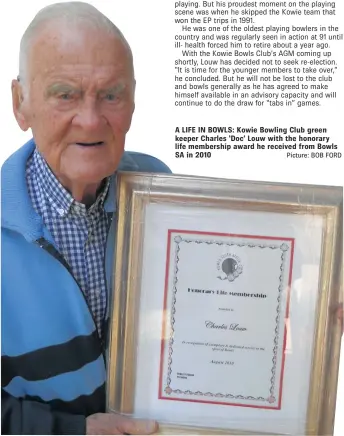  ?? Picture: BOB FORD ?? A LIFE IN BOWLS: Kowie Bowling Club green keeper Charles ‘Doc’ Louw with the honorary life membership award he received from Bowls SA in 2010