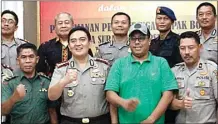  ?? FARID MAULANA/JAWA POS ?? KONSOLIDAS­I: Kapolresta­bes Surabaya Kombespol M. Iqbal (dua dari kiri) bersama perwakilan manajemen Persebaya serta instansi setelah rapat Persebaya vs PSIS Semarang kemarin (17/3).