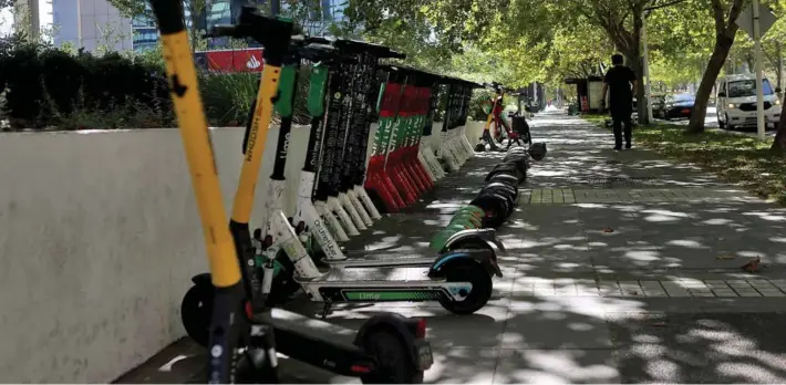  ?? ?? ► La legislació­n que rige a los scooters eléctricos es la Ley de Convivenci­a Vial, que los aglutina en el grupo de los ciclos, junto a bicicletas, skates, patines y monociclos.