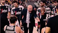  ??  ?? Coach Sasha Djordjevic durante un timeout della Virtus Bologna