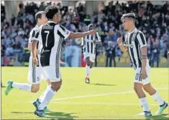  ??  ?? BAJA EN MADRID. Dybala, a la derecha, marcó tres goles el sábado.