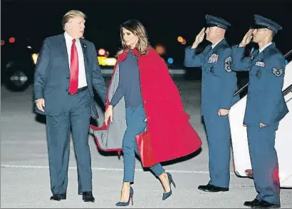  ??  ?? Tot i que semblava que havien coordinat el vestuari, Melania Trump no es va
aturar per fer-se la foto al costat del seu marit en
arribar a Palm Beach
Directa cap al cotxe