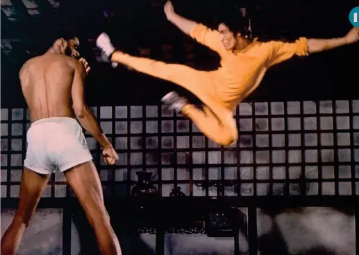  ??  ?? 1 1 Una scena con Bruce Lee e Kareem Abdul-Jabbar
2 Kareem con la maglia di Milwaukee, per cui giocava nel 1972 quando fu girato “L’ultimo combattime­nto di Chen” 3 Kareem Abdul-Jabbar e Bruce Lee insieme sul set