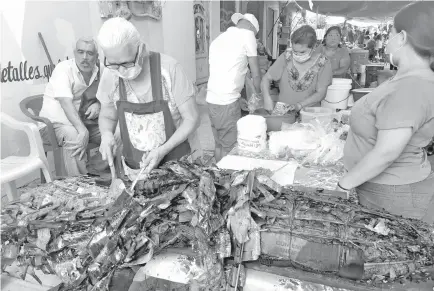  ?? FOTOS: ALFREDO MÁRQUEZ ?? María Elena García García oferta un zacahuil tradiciona­l