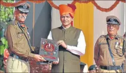  ?? SAMEER SEHGAL/HT ?? Minister of state for home affairs Nityanand Rai being honoured by BSF DG Pankaj Kumar Singh (L) during the of BSF’s 58th Raising Day function at Guru Nanak Dev University, Amritsar, on Sunday; and (below) a BSF daredevil performing a bike stunt.