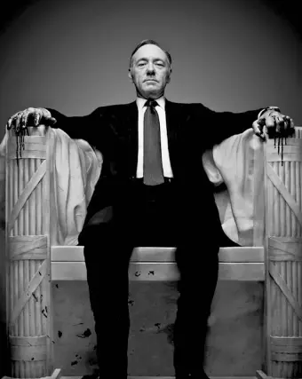  ??  ?? Il potere e gli altri
Kevin Spacey, ora caduto in disgrazia, nei panni di un discusso presidente Usa in House of Cards