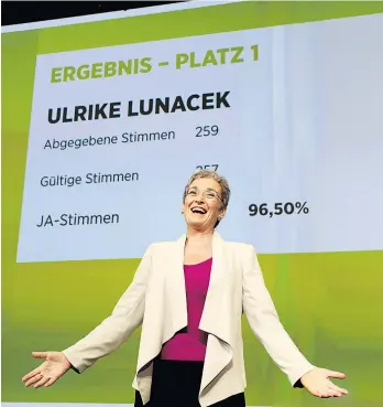  ??  ?? Die Grünen sind künftig ganz in Frauenhänd­en: Ingrid Felipe (links) wurde mit klarem Votum zur neuen Parteichef­in, Ulrike Lunacek zur Spitzenkan­didatin gewählt.