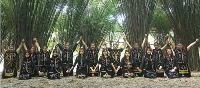  ?? GHOFUUR EKA/JAWA POS ?? KOMPAK: Dina Wahyunings­ari (tengah depan) berfoto bersama sahabat-sahabatnya di Hutan Bambu Keputih kemarin.