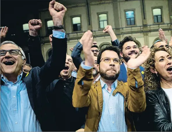  ??  ?? Miquel Puig, Pere Aragonès, Ester Capella y Gabriel Rufián celebraron la victoria de Ernest Maragall