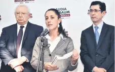  ??  ?? La jefa de Gobierno electa, Claudia Sheinbaum, presentó a Juan Manuel García Ortegón (der.) como el próximo encargado del centro de monitoreo.