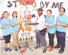  ?? Muhammad Rais Sanusi — Photo by ?? Dr Azlee (third right) about to cut the ribbon to officiate at the Stand By Me charity run, witnessed by Dr Yuwana (second left) and others.