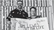  ?? CONTRIBUTE­D ?? Timothy Lewis, left, stands with his wife Jennifer after winning a Set for Life top prize.