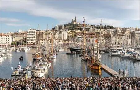  ?? ?? La foule des grands jours hier sur le Vieux-Port de Marseille pour accueillir le trois-mâts Belem et la flamme olympique.