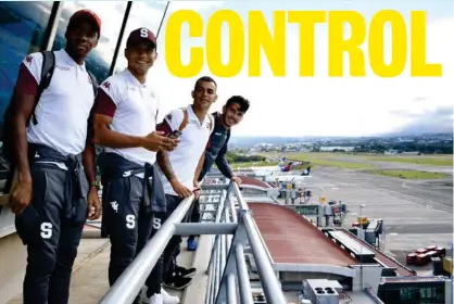  ?? CORTESÍA ?? Los morados estaban como locos viendo aviones.