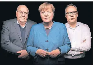  ?? FOTO: OLIVER REUTHER/SWR ?? Angela Merkel mit ihren Kollegen vom SWR-Podcast, Thomas Fischer (l.) und Holger Schmidt.