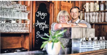  ?? RP-FOTO: KÖHLEN ?? Heike und Maximilian Vierneisel im Schankraum der Gaststätte „Zum kühlen Grund“. Der Thekenschr­ank hat in seinen108 Jahren fast die gesamte Geschichte des Lokals miterlebt.