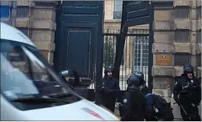  ??  ?? Des «gilets jaunes» ont violemment pénétré dans son ministère samedi.