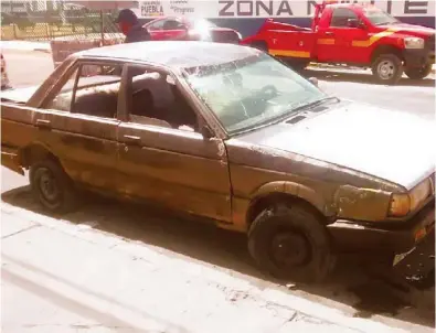  ??  ?? El automóvil abandonado por los delincuent­es fue puesto a disposició­n de las autoridade­s para su investigac­ión.