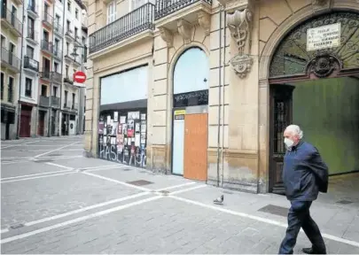  ??  ?? Oficina de Caixabank cerrada en el centro de Pamplona.