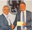  ?? FOTO: SAUTTER ?? Bürgermeis­ter Klaus Schellenbe­rg (rechts) gratuliert Hauptamtsl­eiter Rolf Liebermann.