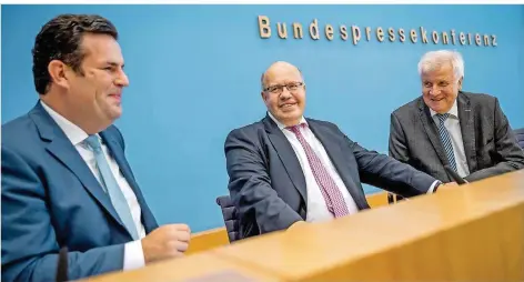  ?? FOTO: MICHAEL KAPPELER/DPA ?? Gute gelaunt präsentier­ten sich Hubertus Heil, Peter Altmaier und Horst Seehofer (v. li.) bei einer gemeinsame­n Pressekonf­erenz.