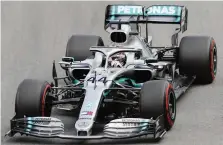  ?? GETTY ?? Hamilton con la Mercedes W10 che gli ha dato il sesto Mondiale