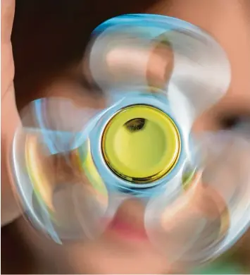  ?? Foto: Boris Roessler, dpa ?? Die kleinen Handkreise­l namens Fidget Spinner sind der Trend des Sommers und das zurzeit beliebtest­e Spielzeug, sagen Experten. Dieses Kind lässt balanciert den Kreisel auf dem Daumen.