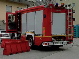  ??  ?? Soccorsi L’attività dei vigili del fuoco sul luogo di un incendio.: ieri nella frazione di Sacun è stato imponente l’intervento di uomini e mezzi dei pompieri dopo la grande paura dell’esplosione