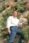  ??  ?? Zhang Junping is known locally as “the man who plants trees on cliffs” in Taiyuan, Shanxi province. Yuquan Mountain, on which he plants trees, has become a forest park. SUN RUISHENG / CHINA DAILY