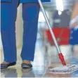  ?? FOTO: DPA/BÜTTNER ?? Reinigungs­kräfte sind rar. Zudem sorgen steigender Mindestloh­n und gestiegene Hygieneanf­orderungen dafür, dass Arbeitszei­tansätze oft nicht mehr mit 450-Euro-Jobs abgedeckt werden können.