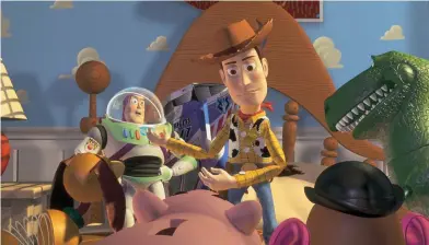  ?? FOTO: NELONEN ?? FIENDE. Woody (Tom Hanks) är inte glad över att dela rum med Buzz (Tim Allen).