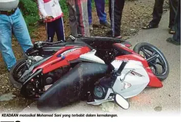  ??  ?? KEADAAN motosikal Mohamad Sani yang terbabit dalam kemalangan.