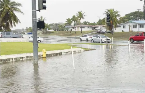  ?? The Maui News / MELISSA TANJI photo ?? A portion of the intersecti­on of Wakea and Kamehameha avenues in Kahului is flooded Monday afternoon
Vehicles splash through Dairy Road in Kahului on Monday morning.