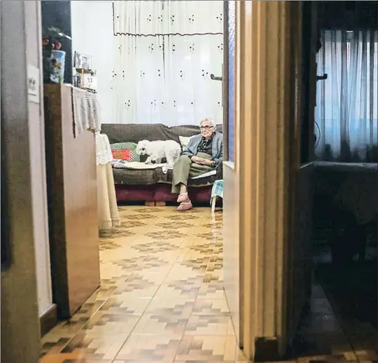  ?? SERGIO PEREZ / REUTERS ?? Florentina Martín, de 99 años, ha superado la Covid-19; en la foto, hecha este martes, se la ve en el comedor de su piso en Pinto (Madrid)