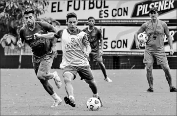  ?? Twitter de barcelona ?? •
Matías Oyola, de BSC, remata ante la mirada de Sergio López y del DT Fabián Bustos.