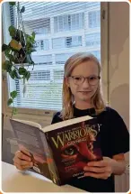  ?? FOTO: LIISA EKMAN ?? ■ Maj gillar att läsa och en stor favorit är bokserien Den nya profetian – Warriors.