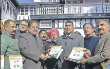  ?? DEEPAK SANSTA /HT ?? Congress state president Sukhvinder Sukhu, leader of opposition Mukesh Agnihotri and other party leaders submitted a chargeshee­t against the state government in Shimla.