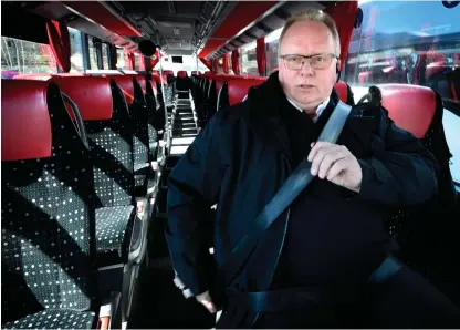  ?? Bild: ANNIKA KARLBOM ?? SÄKERHETEN FÖRST. Bo Mesán, driftchef på Bergkvara buss, beskriver det som ett problem att bussåkare inte använder bälte i den utsträckni­ng som de borde.